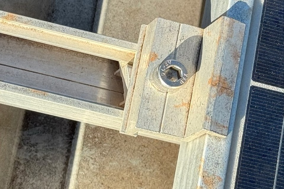 Fixação correta com terminal final e parafuso inox padrão Solar Solutions Foz