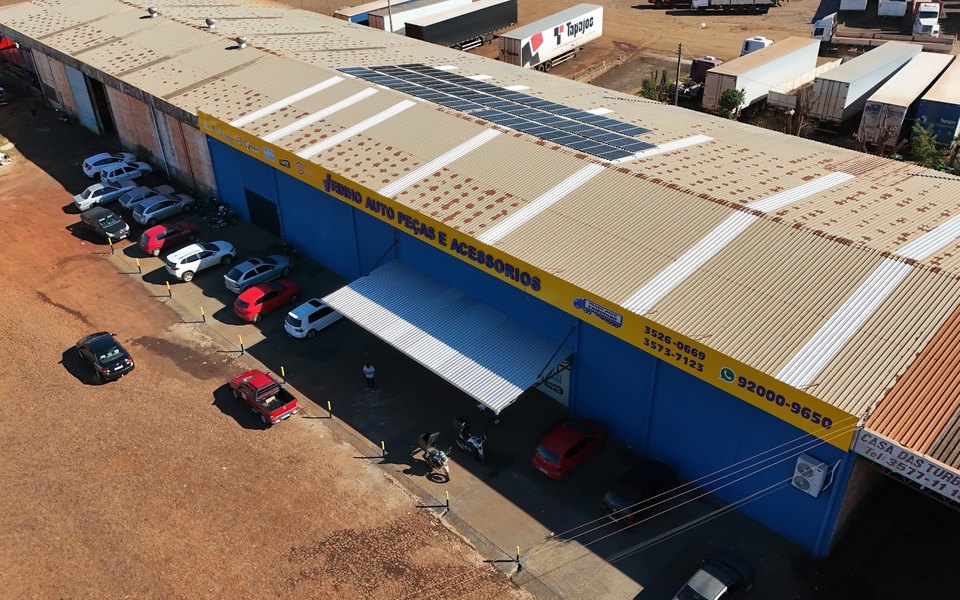 Usina solar no galpão Veinho Auto Peças e Acessórios