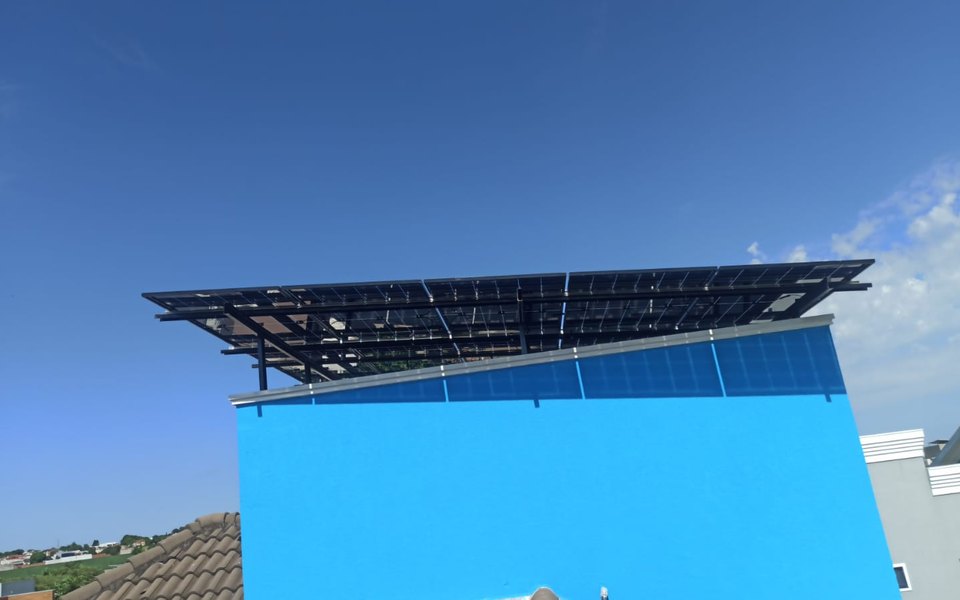 Estrutura metálica elevada com ART para placas solares