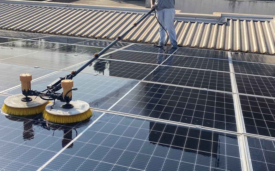 Limpeza robotizada de placas solares com escovas rotativas