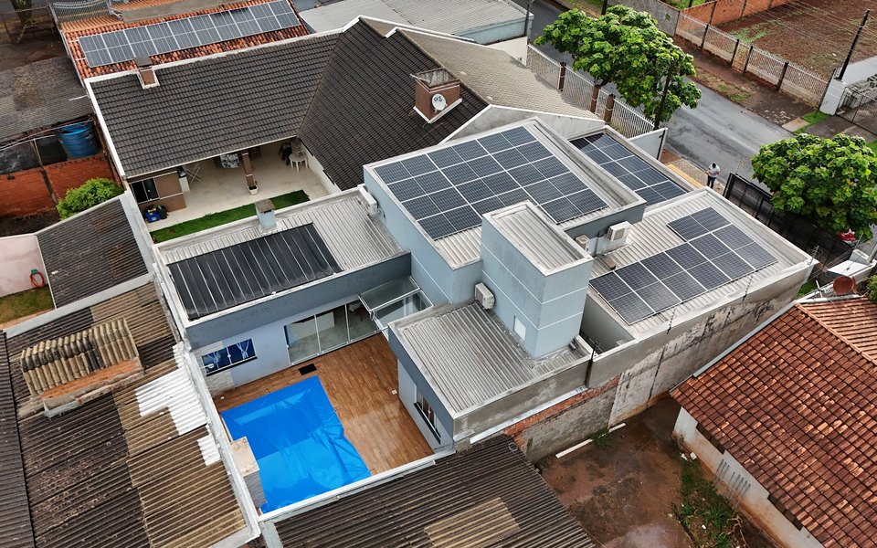 Residência com múltiplos painéis solares em Foz do Iguaçu