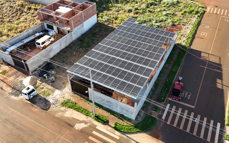 Cobertura completa de módulos solares em Foz
