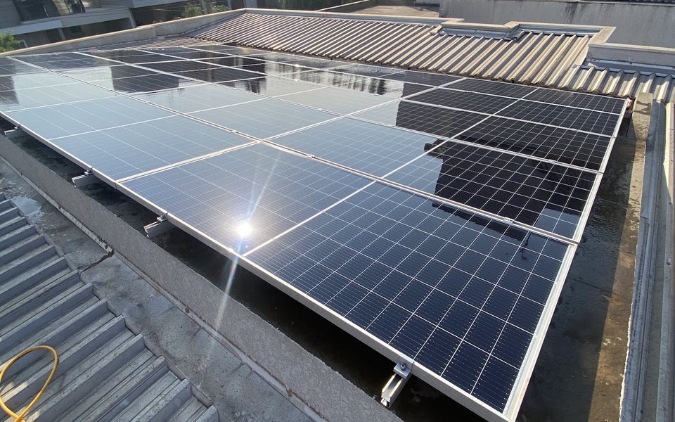 Acabamento de módulos solares recém-instalados