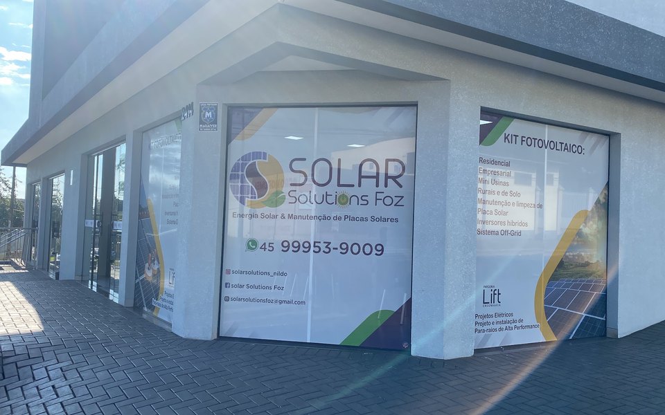 Vitrine da sede Solar Solutions Foz na Av. Mario Filho 2414